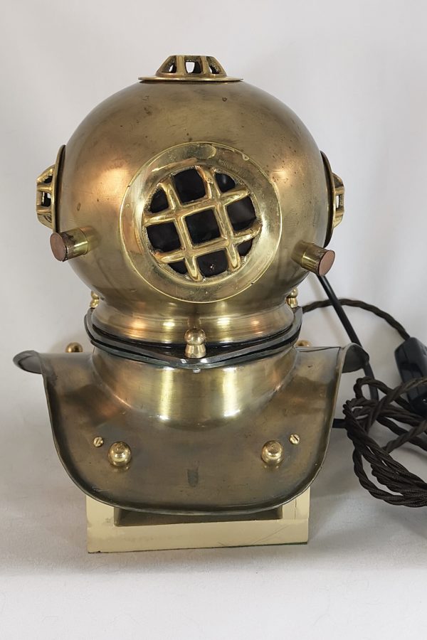 Diver's helmet table lamp